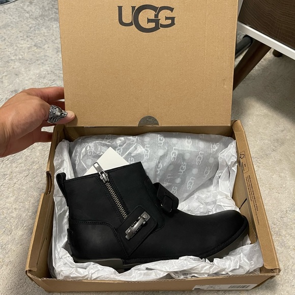 NIB Women’s Size 7 UGG Cheyne Zipper & Buckle Leather Ankle Boots In Black - Picture 12 of 13